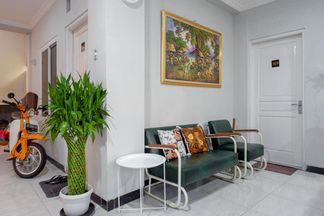 Hotel Reddoorz Near Jalan Adi Sucipto Solo Exterior foto